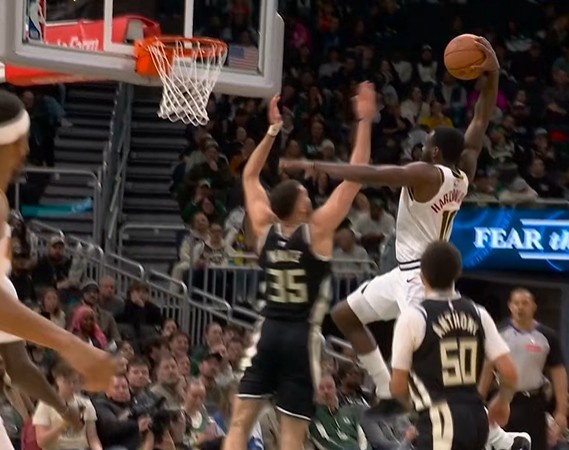 投不进就砸！哈达威冲筐面对补防单臂砸扣 字母哥替补席神情落寞